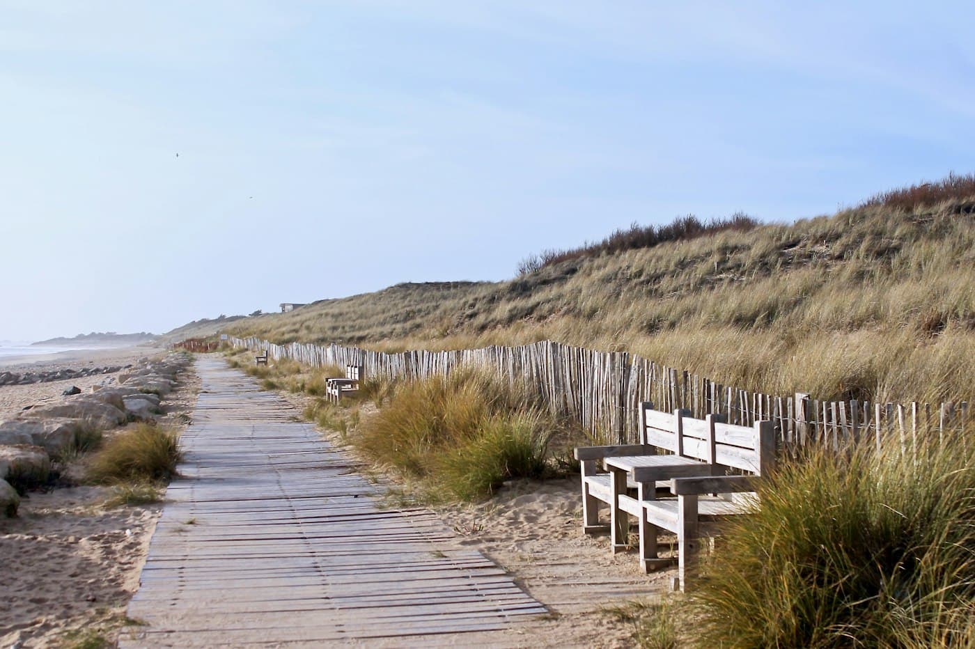 Chemin de sable entre les dunes de l’île de Ré